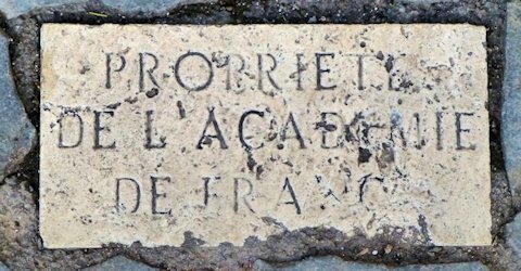 Pierre gravée au sol près de l'entrée de la villa Médicis