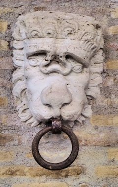 Sur le mur de façade de la villa Médicis