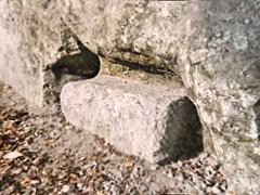 Sarcophage inachevé au fond de la grotte du Sarcouy