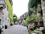 La cour du prieuré de Carennac vue depuis le porche